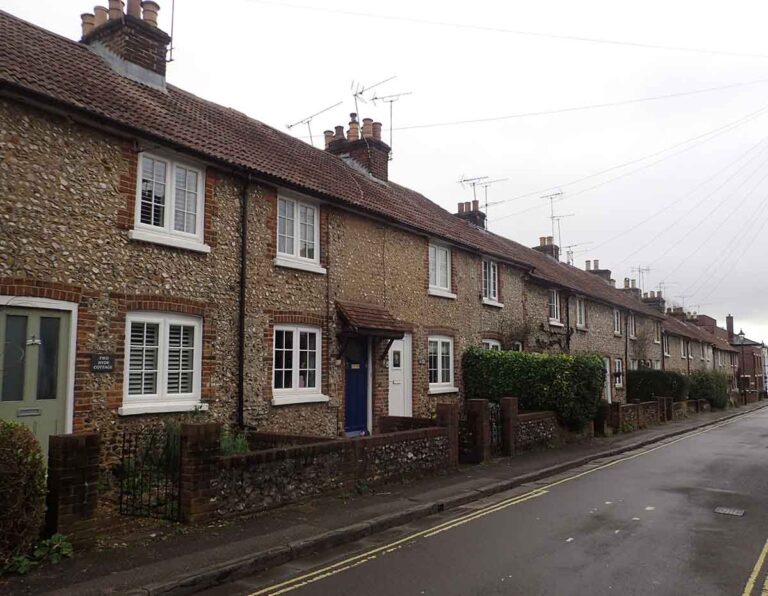 Repossessed houses for sale in Winchester, Hampshire. Photo © Marathon (cc-by-sa/2.0)