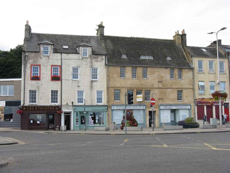 Repossessed houses for sale in Kirkcaldy, Fife, Scotland. Photo © M J Richardson (cc-by-sa/2.0)