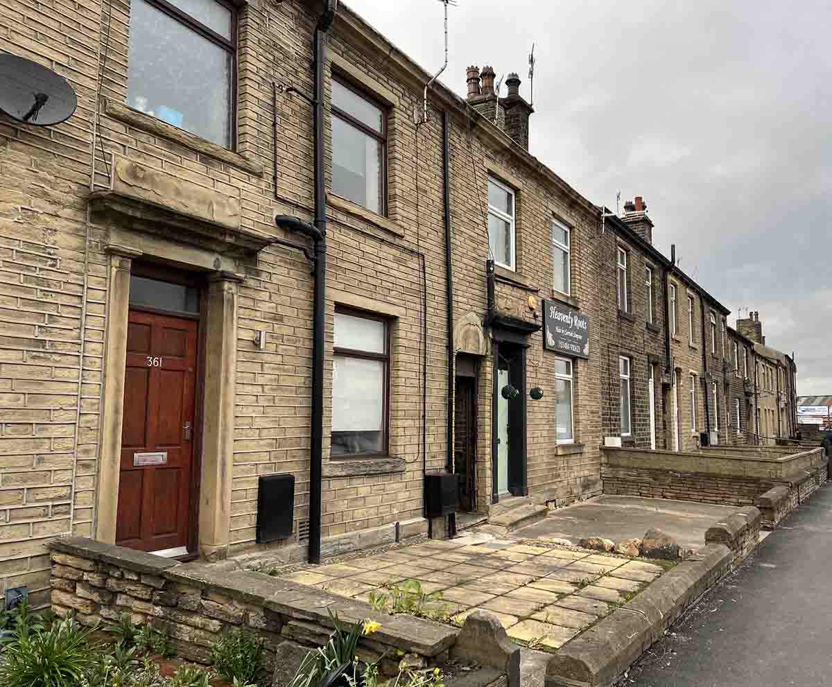 Repossessed houses for sale in Huddersfield, West Yorkshire. Photo © Tez Exley (cc-by-sa/2.0)