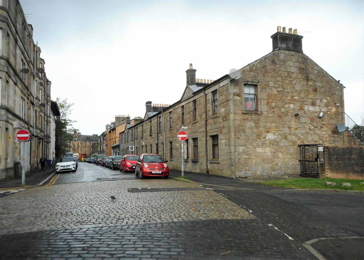 Repossessed houses for sale in Paisley, Renfrewshire. Photo © Richard Sutcliffe (cc-by-sa/2.0)