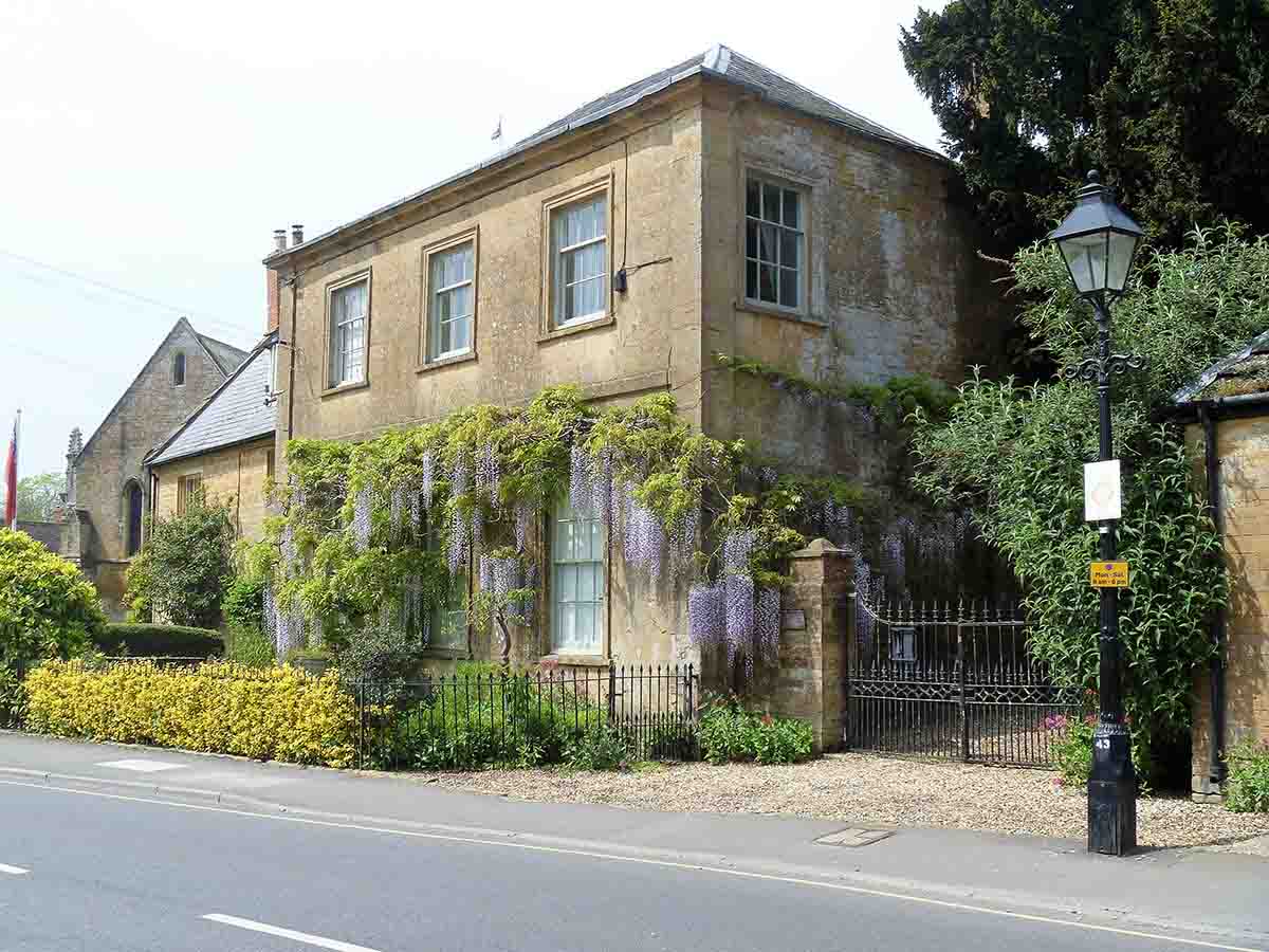 Repossessed houses for sale in Taunton. Photo © Michael Dibb (cc-by-sa/2.0)