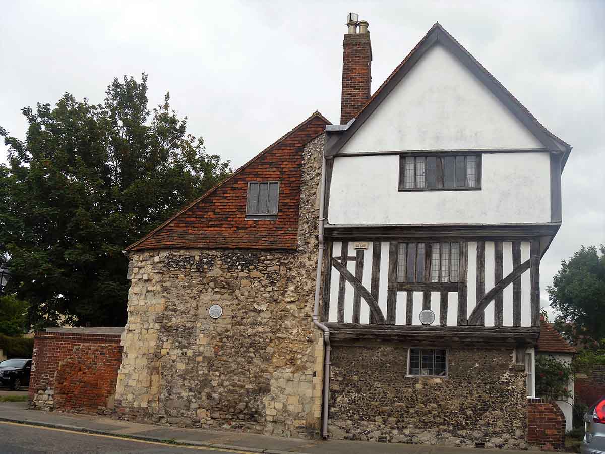 Repossessed houses for sale in Faversham, Kent. Photo © Michael Dibb (cc-by-sa/2.0)