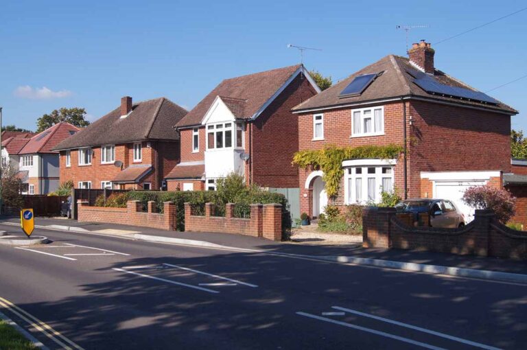 Bank repossessed houses for sale in Farnborough, Hampshire. Photo © Mr Ignavy (cc-by-sa/2.0)